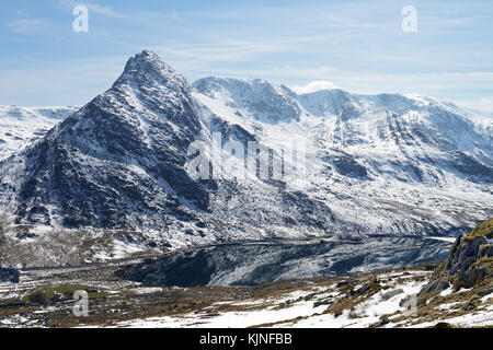 See Ogwen ist in Snowdonia zwischen der und der Glyderau Carneddau Berge gelegen. Es handelt sich um eine visuell beeindruckende sogenannten Ribbon See. Stockfoto