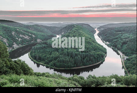 Saar Schleife bei Sonnenuntergang Mettlach im Saarland Deutschland. Stockfoto