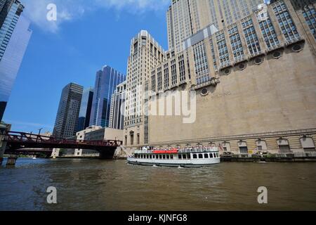 Chicago, USA - 15. Juli 2017: Wassertaxi auf dem Chicago River in Downtown am 15. Juli 2017. Civic Opera House in Chicago. Stockfoto