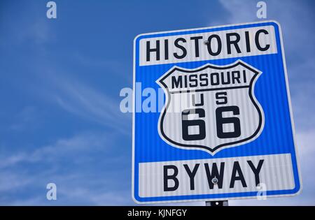 Historische Route 66 highway Schild in Missouri, USA. und blauer Himmel Stockfoto