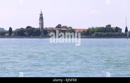 Insel in der Nähe von Venedig in Italien genannt Isola di San Lazzaro Degli Armeni und der Glockenturm der Kirche Stockfoto