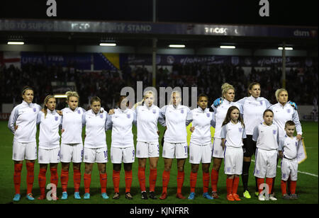 Von links nach rechts, Englands Lucy Bronze, Jordan Nobbs, Isobel Christiansen, Fran Kirby, Danielle Carter, Alex Greenwood, Toni Duggan, Nakita Parris, Millie Bright, Siobhan Chamberlain und Steph Houghton vor dem Qualifikationsspiel der Frauen-Weltmeisterschaft 2019 im Banks's Stadium in Walsall. Stockfoto