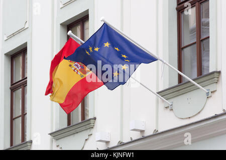 Die spanische und die europäische Flagge an der Spanischen Botschaft in Bratislava aufgehängt. Stockfoto