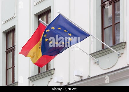 Die spanische und die europäische Flagge an der Spanischen Botschaft in Bratislava aufgehängt. Stockfoto