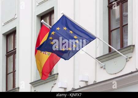 Die spanische und die europäische Flagge an der Spanischen Botschaft in Bratislava aufgehängt. Stockfoto