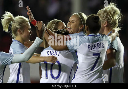 Die Engländerin Steph Houghton (Mitte) feiert das erste Tor ihrer Seite beim Frauen-WM-Qualifikationsspiel 2019 im Banks's Stadium, Walsall. Stockfoto