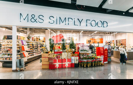 London Gatwick, Großbritannien, 21. November 2017: Marks und Spencer m&s einfach Food Store, South Terminal, Gatwick, England Stockfoto