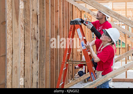 Houston, Texas - Freiwillige von Wells Fargo Bank helfen, einen Lebensraum für die Menschheit Haus für eine einkommensschwache Familie aufzubauen. Der Bedarf an erschwinglichen Wohnraum in Stockfoto