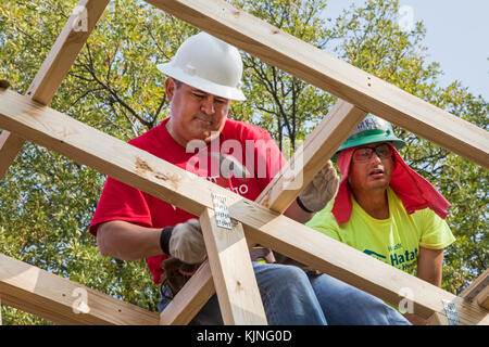 Houston, Texas - Freiwillige von Wells Fargo Bank helfen, einen Lebensraum für die Menschheit Haus für eine einkommensschwache Familie aufzubauen. Der Bedarf an erschwinglichen Wohnraum in Stockfoto