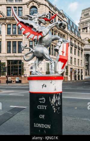 Der Drache Grenze markiert sind Gusseisen Statuen von Drachen auf Metall oder Stein Sockelleisten, die die Grenzen der Stadt London. Stockfoto