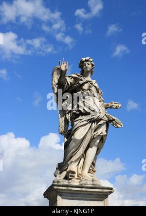 Skulptur "Der Engel mit den Nägeln' von der Ponte Sant'Angelo, die auch als Brücke von Engeln in Rom, Italien. Stockfoto