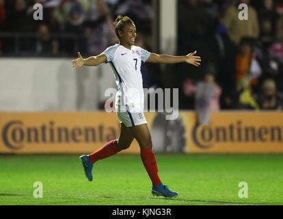 Die Engländerin Nakita Parris feiert das zweite Tor ihrer Spielerin während des Frauen-WM-Qualifikationsspiels 2019 im Banks's Stadium, Walsall. Stockfoto