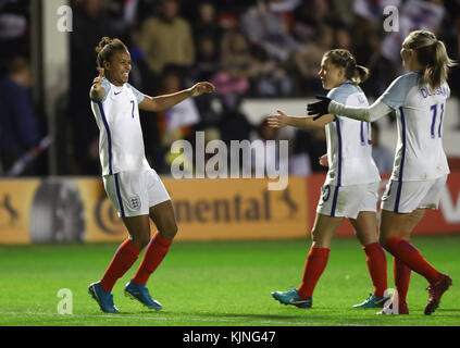 Die Engländerin Nakita Parris (links) feiert das zweite Tor ihrer Seite beim Frauen-WM-Qualifikationsspiel 2019 im Banks's Stadium, Walsall. Stockfoto