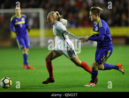 Die Engländerin Toni Duggan (links) und die Bosnienmeisterin Antonela Radeljic in Aktion beim Frauen-WM-Qualifikationsspiel 2019 im Banks's Stadium, Walsall. Stockfoto