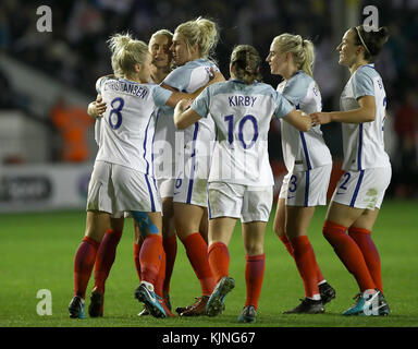 Die Engländerin Steph Houghton (2. Links) feiert das dritte Tor ihrer Spielmannschaft während des Frauen-WM-Qualifikationsspiels 2019 im Banks's Stadium, Walsall. Stockfoto