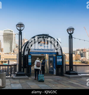 Die Passagiere betreten den London Bridge City Pier ein Service von Thames Clippers, London, UK Stockfoto