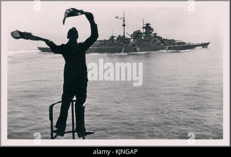 BISMARCK WW2 Vintage B&W Bild 1941 das Schlachtschiff Bismarck über Manöver kurz vor seinem Untergang am 26./27. Mai durch überlegene Britische Kräfte einschließlich HMS Rodney. Ns-Kriegsmarine naval Flagge semaphore sailor Signalisierung vom Schiff bis zum Schlachtschiff Bismarck irgendwo im westlichen Atlantik Stockfoto