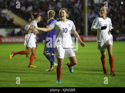 Die Engländerin Fran Kirby feiert das vierte Tor ihrer Spielerin vom Strafpunkt beim Frauen-WM-Qualifikationsspiel 2019 im Banks's Stadium, Walsall. Stockfoto