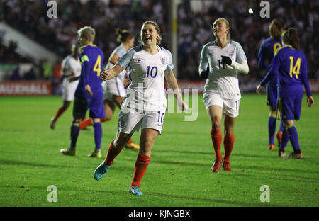 Die Engländerin Fran Kirby feiert das vierte Tor ihrer Spielerin vom Strafpunkt beim Frauen-WM-Qualifikationsspiel 2019 im Banks's Stadium, Walsall. Stockfoto