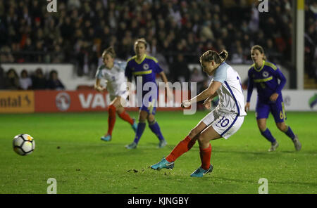 Die Engländerin Fran Kirby erzielt beim Frauen-WM-Qualifikationsspiel 2019 im Banks's Stadium, Walsall, das vierte Tor ihrer Spielerin am Strafplatz. Stockfoto