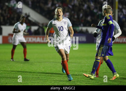 Die Engländerin Fran Kirby feiert das vierte Tor ihrer Spielerin vom Strafpunkt beim Frauen-WM-Qualifikationsspiel 2019 im Banks's Stadium, Walsall. Stockfoto