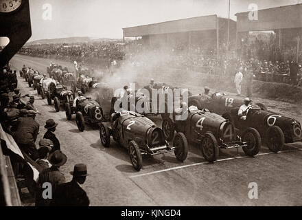 GRAND PRIX CARTHAGE TUNIS historischen Motorsport 1932 startet am Tunis 1932 Grand Prix B&W Archiv bild Grand-Prix-Rennen auf dem Stadtkurs in Tunis Karthago, der Hauptstadt des kolonialen Tunesien statt, am 17. April 1932. Achille Varzi, in einem privatteam Bugatti, gewann das 37 Runden lange Rennen Stockfoto