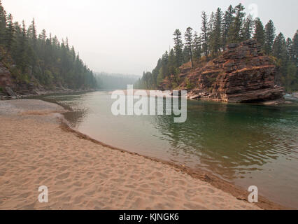 Zusammenfluss, wo die Flachkopf- und spotted bear Flüsse in der Bob Marshall Wilderness Area im Jahr 2017 fallen Brände in Montana Usa erfüllen Stockfoto