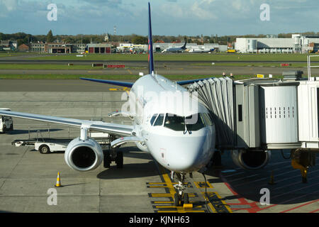 Ein Brussels Airlines Flugzeuge am Flughafen Zaventem Brussels balanciert. Stockfoto