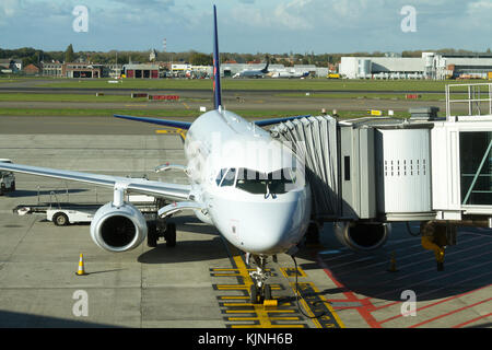 Ein Brussels Airlines Flugzeuge am Flughafen Zaventem Brussels balanciert. Stockfoto