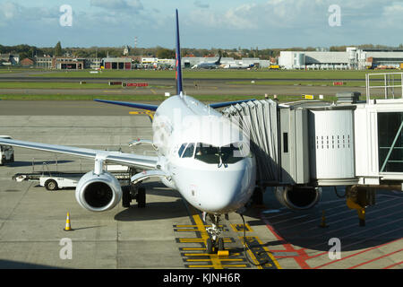 Ein Brussels Airlines Flugzeuge am Flughafen Zaventem Brussels balanciert. Stockfoto