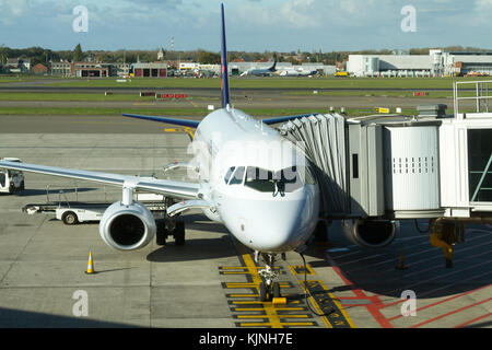 Ein Brussels Airlines Flugzeuge am Flughafen Zaventem Brussels balanciert. Stockfoto