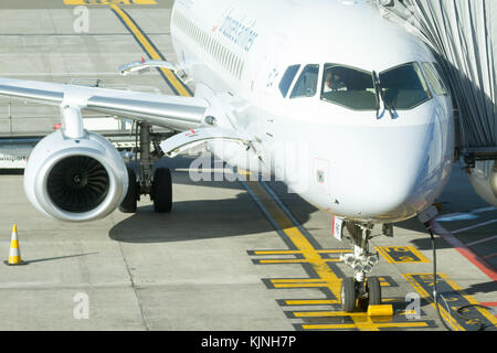 Ein Brussels Airlines Flugzeuge am Flughafen Zaventem Brussels balanciert. Stockfoto