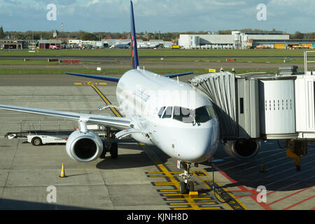 Ein Brussels Airlines Flugzeuge am Flughafen Zaventem Brussels balanciert. Stockfoto