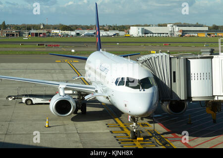 Ein Brussels Airlines Flugzeuge am Flughafen Zaventem Brussels balanciert. Stockfoto