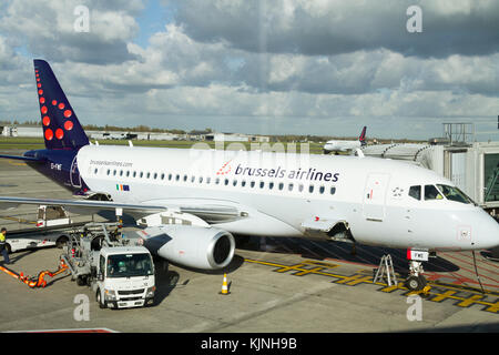 Ein Brussels Airlines Flugzeuge am Flughafen Zaventem Brussels balanciert. Stockfoto