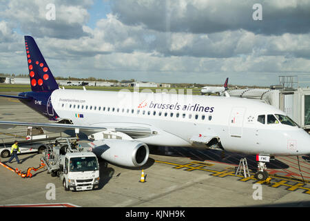 Ein Brussels Airlines Flugzeuge am Flughafen Zaventem Brussels balanciert. Stockfoto