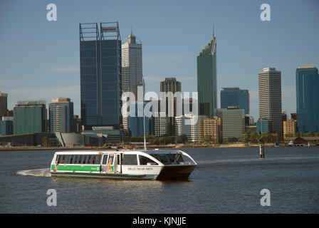 Ein Swan River ferry in Elizabeth, Kai Ferry Terminal mit der Skyline der Stadt hinaus, Perth, Australien. Stockfoto