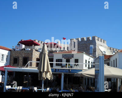 Türkisches Restaurant an der Promenade von Marmaris Marina durch die Burg von Marmaris, Provinz Mugla, Türkei übersehen Stockfoto