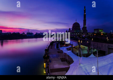 Sonnenuntergang an der Putra Mosque, Putrajaya, Malaysia Stockfoto