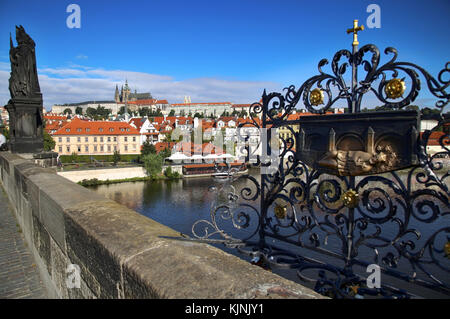 Panoramablick auf die St. Vitus Kathedrale von der Karlsbrücke mit Statuen von Heiligen Norbert, Wenzel und Sigismund und Bronze relief für gutes Glück in Stockfoto