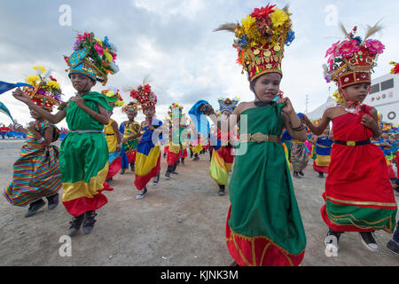 Schule Kinder Umzug und Tanz mit bunten Trachten während Wakatobi Wave Festival. Stockfoto