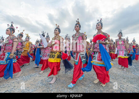 Schule Kinder Umzug und Tanz mit bunten Trachten während Wakatobi Wave Festival. Stockfoto