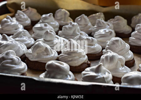 Mehrere Kuchen aus geschlagener Eischnee, bis Hintergrund schließen Stockfoto