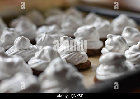 Mehrere Kuchen aus geschlagener Eischnee, bis Hintergrund schließen Stockfoto