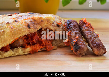 Traditionelle bosnische und Balkan Lebensmittel, Fleisch, Brot, cevapi Stockfoto
