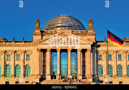 Vorderansicht des Deutschen Bundestages in Berlin mit Flagge Stockfoto