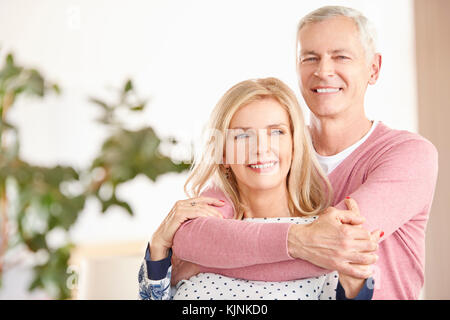Geschossen von einer liebevollen Reifes Paar stehend zu Hause. Stockfoto