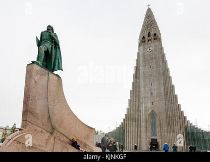 Reykjavik, Island - 5 September, 2017: die Menschen in der Nähe von Leifur Eriksson Denkmal vor der Kirche Hallgrimskirkja in Reykjavik, Kirche ist die größte Chu Stockfoto