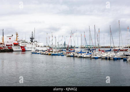 Reykjavik, Island - 5. September 2017: angelegte Schiffe und Boote in die Stadt Reykjavik Harbour im Herbst. Reykjavik ist die Hauptstadt und größte Stadt von icelan Stockfoto