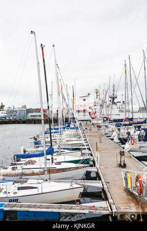 Reykjavik, Island - 5. September 2017: Pier in Reykjavik Harbour im Herbst. Reykjavik ist die Hauptstadt und die größte Stadt von Island. Stockfoto